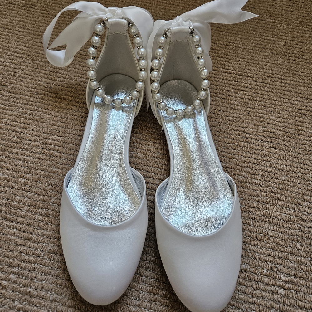 Never Worn! Elegant White/Ivory Satin& Pearl Women's Shoes ~Wedding (38/8)